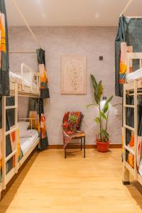 Кровать или кровати в номере Saigon Authentic Alley Hostel - Local Vibes, Food Tours, City Walks, Cooking Classes, Free Breakfast, Gym & Rooftop Billiards