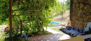 a garden with two chairs and a climbing plant at Negovanovic vikendica in Koceljeva