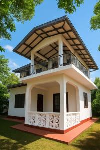 un modelo de casa con balcón en Indeewaree Villa, en Kamburugamuwa