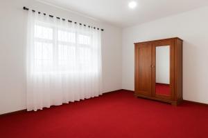 Habitación vacía con ventana y cortina en Indeewaree Villa, en Kamburugamuwa