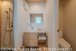 富士吉田市にあるGinkgo House ギンコハウスの洗面台とシャワー、洗面台、トイレ付きのバスルーム +60枚の写真