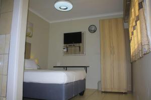 TV a/nebo společenská místnost v ubytování Zonke Bonke Guest House Lydenburg + 26 fotografií