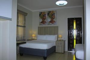 Postel nebo postele na pokoji v ubytování Zonke Bonke Guest House Lydenburg