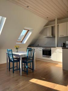 a kitchen with a table and chairs and a window at Ferienwohnung Wiesenblick in Gödenstorf