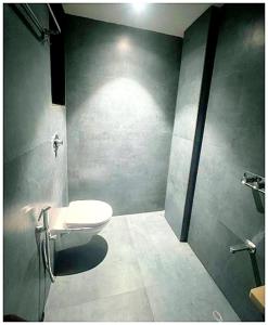 Koupelna v ubytování A Premium Hotel Rudraksh Palace ! near Sai baba mandir & Main places - Fully Air Conditioned Premium Family Rooms!