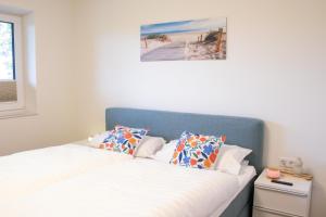 a bedroom with two beds and a picture of the beach at Schöne Tiet - Küste33 26 in Tossens