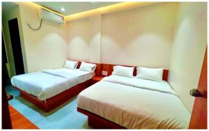 Postel nebo postele na pokoji v ubytování A Premium Hotel Rudraksh Palace ! near Sai baba mandir & Main places - Fully Air Conditioned Premium Family Rooms!