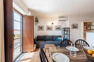 un salon avec une table et un canapé dans l'établissement Alentejo Bliss Your Cozy Getaway, à Mourão