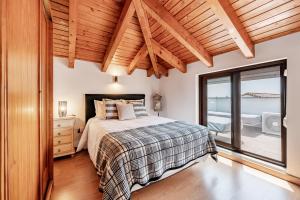 une chambre avec un lit et une grande fenêtre dans l'établissement Alentejo Bliss Your Cozy Getaway, à Mourão 33 autres photos