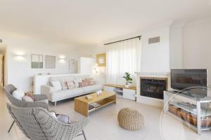 ein Wohnzimmer mit Couch und Kamin in der Unterkunft La Manga Club Resort - Los Olivos 130 in Atamaría