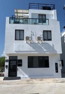 HuxiにあるNewChampion冠軍民宿 寵物友善民宿1273號の側面に看板がある白い建物