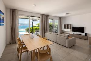 Μια τηλεόραση ή/και κέντρο ψυχαγωγίας στο Acadia Beach Villas & Apartments Slatine