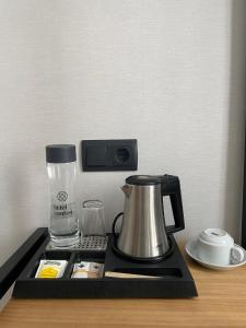 a coffee maker sitting on top of a counter at Hotel Cantón in Barcelona