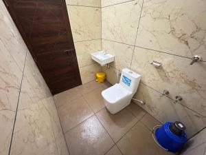 um banheiro com vaso sanitário e pia em eden homestay em Munnar