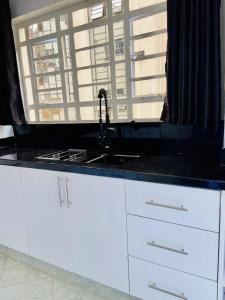 Η κουζίνα ή μικρή κουζίνα στο 2Bedroom at Thindigua Kiambu road