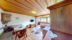 a large living room with a wooden ceiling at Ferienwohnungen Hinterholzer in Sankt Jakob in Haus