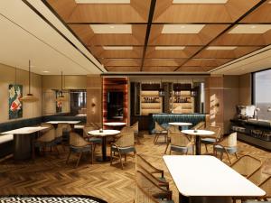 un restaurant avec des tables et des chaises et une cuisine dans l'établissement Cordela Suites Cianjur, à Cianjur