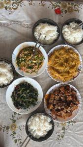 达兰萨拉Friend circle cafe and homestay dharamsala的餐桌上放着一碗食物和米饭