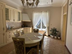 Kuchyň nebo kuchyňský kout v ubytování Cozy Family Villa