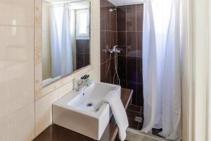 Ένα μπάνιο στο Elena Studios & Suites
