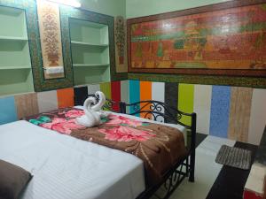 Postel nebo postele na pokoji v ubytování Mirvana guest house