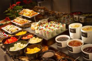 un buffet avec différents types de nourriture sur une table dans l'établissement Hotel Essence, à Prague