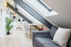 ein Wohnzimmer mit Sofa und Tisch in der Unterkunft Studio mansardé à deux pas de la Citadelle in Lille