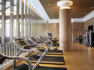 une rangée de vélos d'exercice dans une salle de sport dans l'établissement Pullman Changbaishan Resort, à Fusong