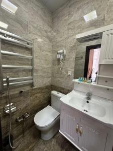 une salle de bain avec toilettes, lavabo et douche dans l'établissement City Inn Boutique Hotel, à Baku