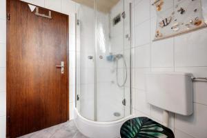 a bathroom with a shower and a toilet at Großzügige Maisonettewohnung in Sindelfingen