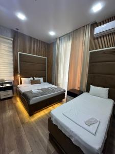 une chambre d'hôtel avec deux lits et une fenêtre dans l'établissement City Inn Boutique Hotel, à Baku 35 autres photos