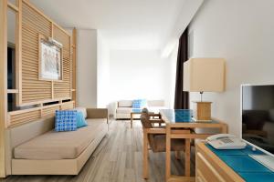 TV a/nebo společenská místnost v ubytování Hotel Baia di Conte