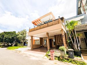 バタム・センターにあるLovina C3 no 8 at Tropicana Residenceのバルコニー付きの建物