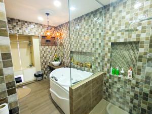 バタム・センターにあるLovina C3 no 8 at Tropicana Residenceの浴槽、トイレ、シャワー付きのバスルーム +33枚の写真
