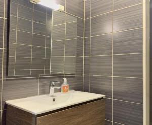 a bathroom with a sink and a mirror at Le Beige in Le Mans