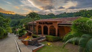Casa con vistas a la montaña en Casa Plazoleta 4 bdr private pool in Los Suenos, en Herradura