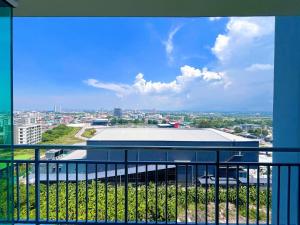 balcón con vistas a un gran edificio en 芭提雅市中心大空间公寓酒店预定 城景健身房泳池舒适型公寓 日租周租月租灵活, en Pattaya South