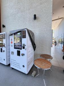 una máquina con una silla al lado de un edificio en 芭提雅市中心大空间公寓酒店预定 城景健身房泳池舒适型公寓 日租周租月租灵活, en Pattaya South