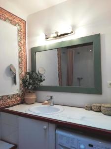 un baño con lavabo y espejo en Joli appartement sur le port proche des plages !, en La Ciotat
