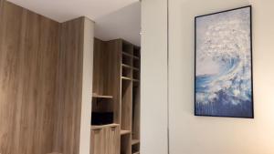 een kamer met een kast en een schilderij aan de muur bij منازل صوان للوحدات السكنية in Al Shafa +5 foto's