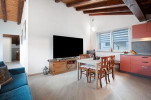 un soggiorno con un tavolo e una tv di Villa Maffei ad Aosta