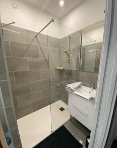 Ένα μπάνιο στο Studio Jean Jaurès - centre ville, Détente&Elégance