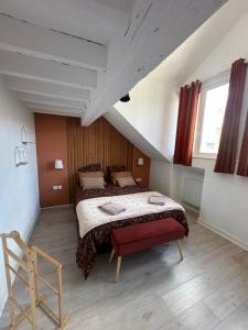 una camera da letto con un letto e una sedia di Séjournez face au Château Royal de Blois a Blois