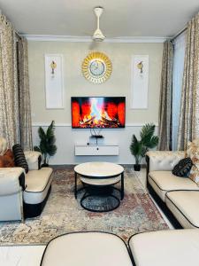 TV a/nebo společenská místnost v ubytování Greenlight Luxury Villas