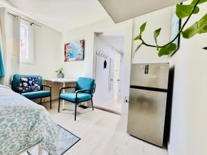 ein Zimmer mit einem Bett und einem Tisch und Stühlen in der Unterkunft Cozy 1 Bedroom Mini Apartment 10 Mins to SeaTac Airport in Seattle