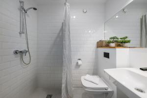 Ένα μπάνιο στο Modern Old Town view apartment