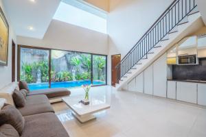 a living room with a couch and a table at Swiss-Belvillas Umalas in Canggu