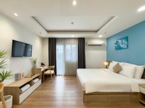 een hotelkamer met een bed en een bureau bij Cityhouse - LightHouse SG in Ho Chi Minh-stad