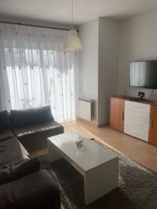 Una sala de estar con un sofá y una mesa de café. en Cuencaloft Villa Paraíso, en Carrascosa del Campo 30 fotos más