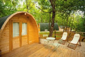 比别纳Pandaland的露台配有桌椅